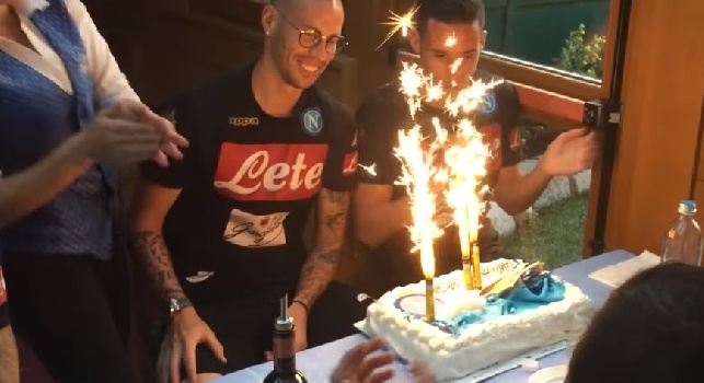 VIDEO - Hamsik e la torta di compleanno: prima l'imbarazzo, poi lo 'scherzo' a Valdifiori