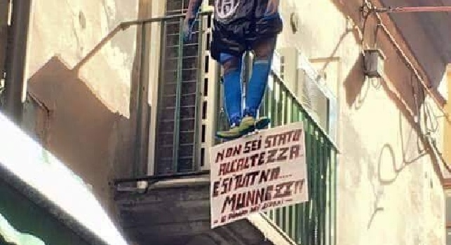 FOTO - Fantoccio di Higuain impiccato nei vicoli di Napoli: forse si sta esagerando...