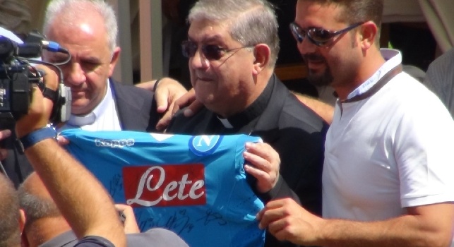 SSC Napoli: De Laurentiis omaggia il Cardinale Sepe con la maglia del Napoli, messaggio beneaugurante agli azzurri
