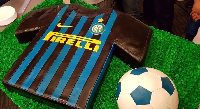 FOTO - Icardi e il Boss delle Torte: dolce a forma di maglietta dell'Inter per l'obiettivo azzurro