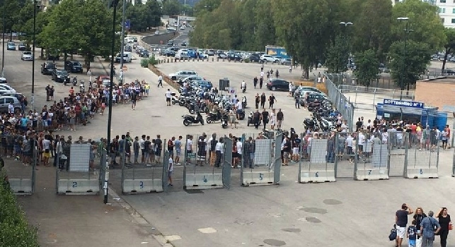 FOTO - Fila impressionante di tifosi azzurri all'esterno del San Paolo per Napoli-Nizza