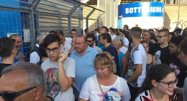 FOTO & VIDEO - San Paolo, biglietti omaggio esauriti: riguardavano solo i distinti, tifosi imbufaliti