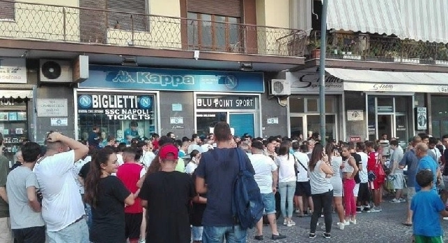 FOTO CN24 - Doppia fila per i tifosi: dopo la delusione per i tagliandi esauriti si acquistano biglietti nei pressi del San Paolo