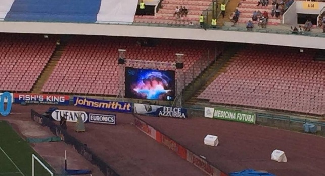 FOTO - Gli schermi del San Paolo trasmettono il 36esimo gol di Higuain: fischi degli spalti!
