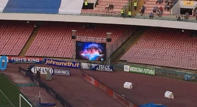 FOTO - Gli schermi del San Paolo trasmettono il 36esimo gol di Higuain: fischi degli spalti!