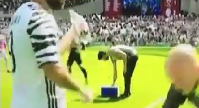 VIDEO - West Ham-Juventus: Higuain entra in campo e i telecronisti inglesi lo deridono: E' un ciccione