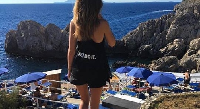 FOTO - Zielinski, la fidanzata e un panorama mozzafiato: Capri, meta perfetta