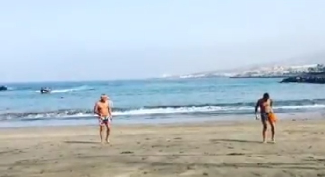 VIDEO - Famiglia Insigne a Tenerife: Marco e papà Carmine palleggiano in spiaggia