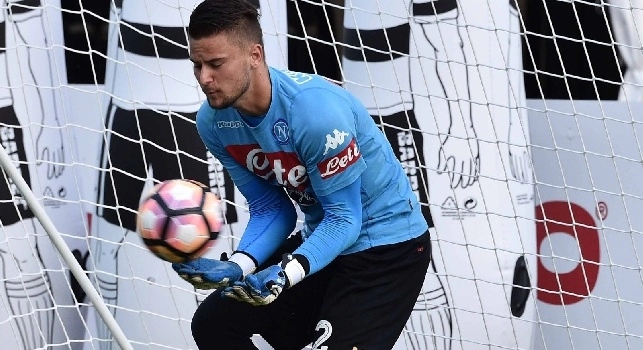 Contini autore di un bellissimo gesto, il portiere azzurro abbraccia un piccolo tifoso che lo inseguiva