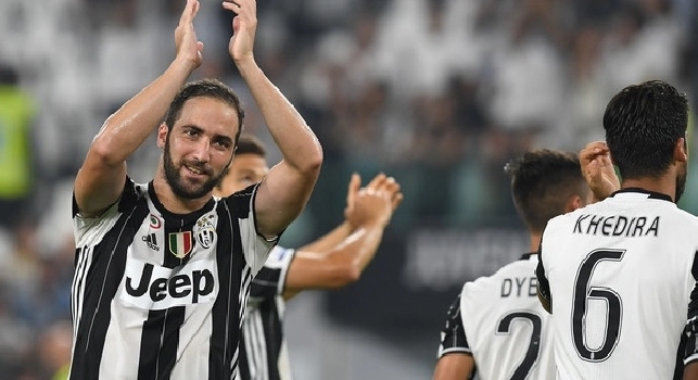 Lione-Juve, Marotta regala la maglia di Higuain al presidente Aulas