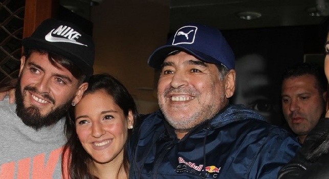 VIDEO - Maradona abbraccia Diego Jr e riconosce anche Jana: Sono contento di rincontrare i miei due figli