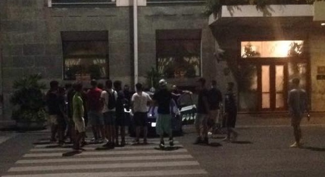FOTO - Circola insistente la voce su Cavani, gruppo di tifosi all'esterno dell'Hotel Vesuvio alle 3 di notte