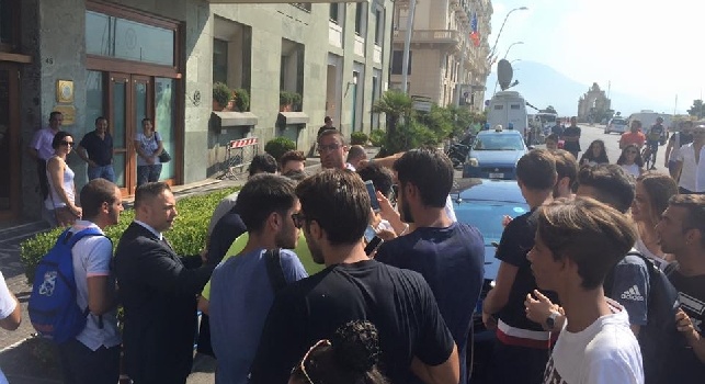 FOTOGALLERY CN24 - Tanti tifosi all'esterno dell'Hotel Vesuvio: Galliani <i>sommerso</i> dai selfie, ma c'è chi spera ancora...