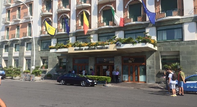 FOTO - Hotel Vesuvio, tutti si aspettano Cavani ma si affaccia... Luiz Adriano