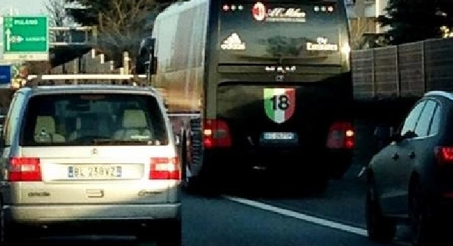 VIDEO - Il pullman del Milan arriva al San Paolo: fischi e insulti, e Bacca se la ride