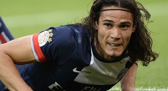 FOTO - Pace fatta tra Cavani e Parigi: il Matador spunta sui manifesti in citt&agrave;