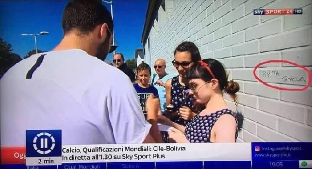 FOTO - Higuain firma autografi a Vinovo, sul muro alle sue spalle c'è un insulto