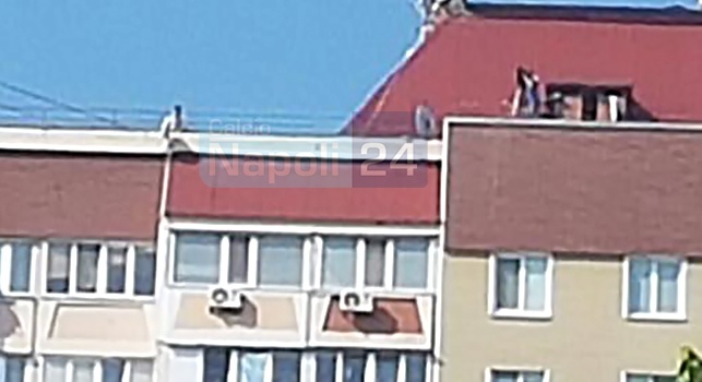 FOTO ESCLUSIVE - Clamoroso a Kiev, una spia filma la rifinitura del Napoli! Spunta una telecamera dall'ultimo piano di un palazzo