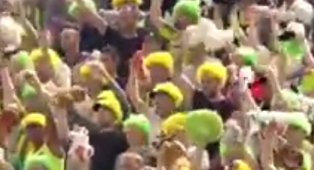 VIDEO - Feyenoord vs Ado Den Haag, centinaia di orsacchiotti lanciati ai bambini presenti