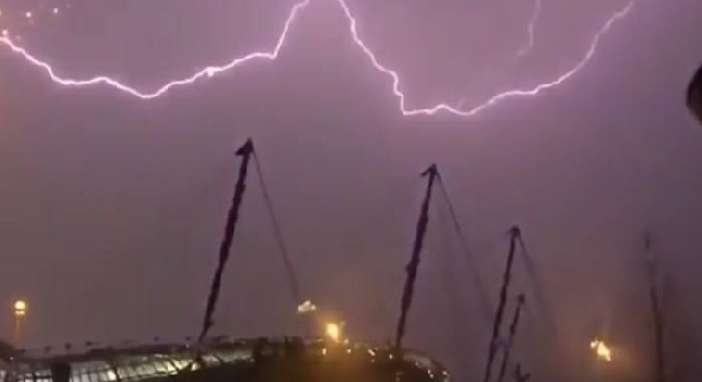 VIDEO - Champions, Manchester City-Monchengladbach gara rinviata: le immagini incredibili della tempesta