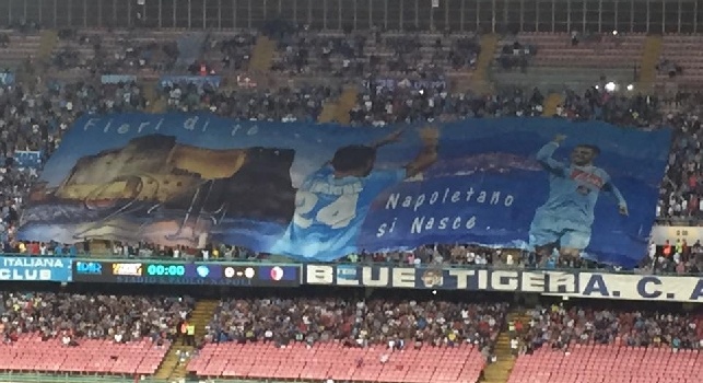 FOTO CN24 - Straordinaria coreografia nei Distinti per Lorenzo Insigne