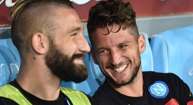 FOTO - Mertens <i>burlone</i> in viaggio per Genova