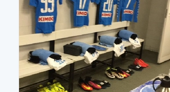 FOTO - Maglia azzurra e caffè caldo sul tavolo: tutto pronto per Genoa-Napoli negli spogliatoi