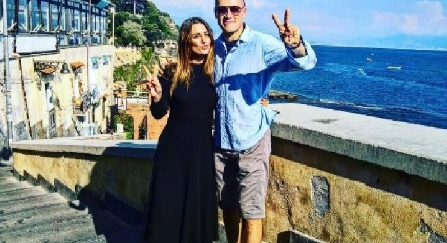 FOTOGALLERY - Milik, la fidanzata pazza di Marechiaro: fa da guida alla mamma e l'agente di Arek