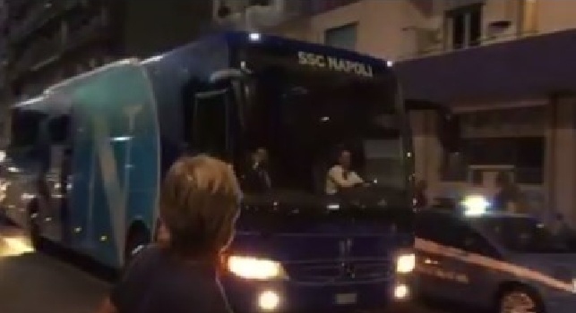 VIDEO CN24 - Napoli-Empoli, arriva il pullman degli azzurri: pochi applausi, Fuorigrotta desolata
