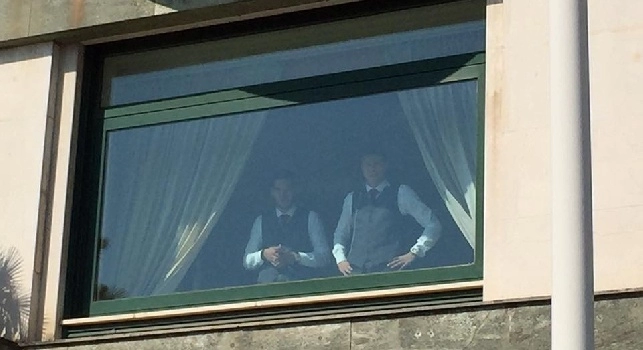 FOTOGALLERY CN24 - Giocatori del Benfica estasiati dal panorama di Napoli, scattano foto e fanno selfie