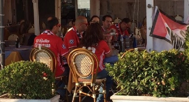 FOTO CN24 - Piacevole sosta prima del match: i tifosi del Benfica si godono la cucina napoletana