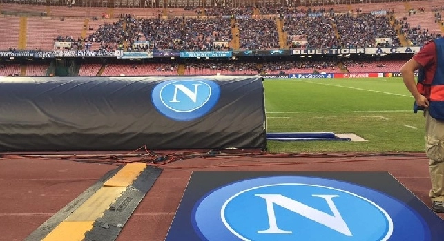 FOTO CN24 - Napoli-Benfica, tutto pronto al San Paolo: ecco gli stemmi sulle due panchine