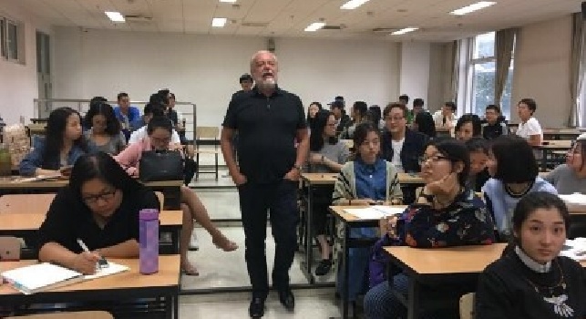 FOTO - De Laurentiis: Bello e interessante l'incontro con gli studenti della Communication University a Shanghai, molti di loro tifosi del Napoli
