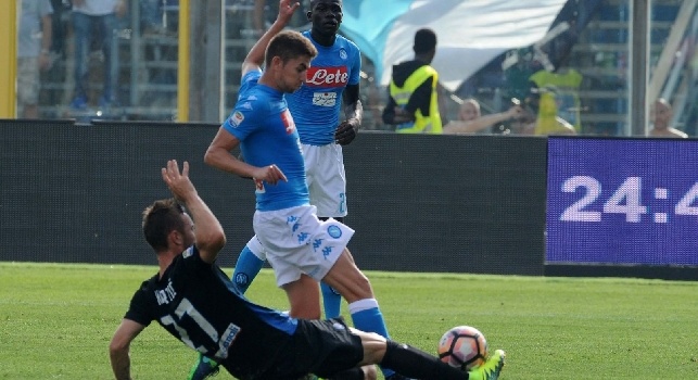 VIDEO - Venite a caricare!: gli Ultras del Napoli provocano gli atalantini