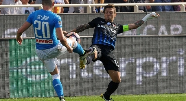 FOTO - Papu Gomez e la fascia da capitano dedicata alla Play-Station 1 e <i>Pes</i>