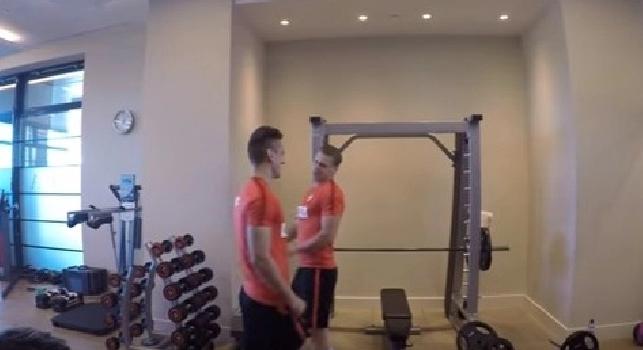 VIDEO - Polonia, simpatica sfida in palestra tra Piszczek e Milik: l'azzurro perde ma con onore
