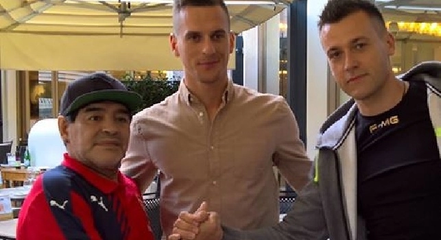 FOTO - Milik incontra Maradona a Roma: Gli auguri di pronta guarigione dal migliore giocatore di sempre
