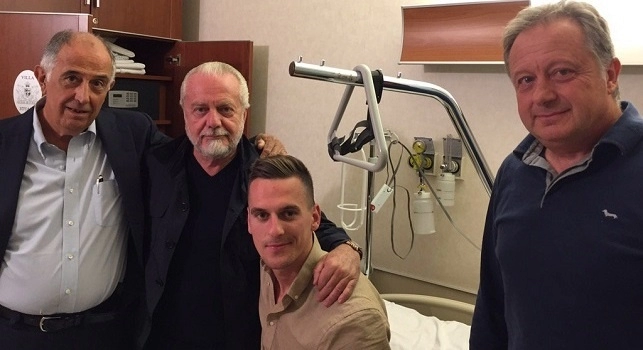 Milik accolto con calore dai compagni a Castel Volturno: lui e De Laurentiis saranno in tribuna domani per Napoli-Roma