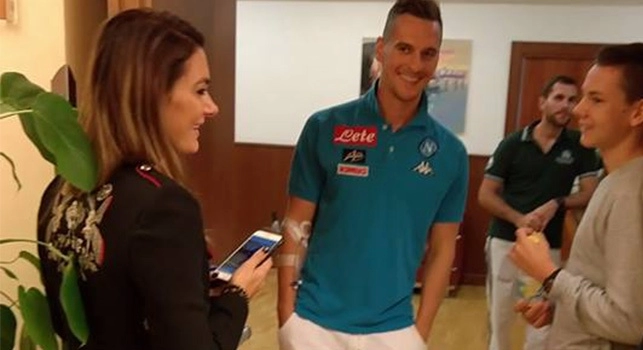 VIDEO - Milik cammina a Villa Stuart, la fidanzata lo accompagna passo passo