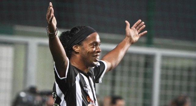 Ronaldinho: Scudetto? Difficile che il Napoli possa fermare la Juve, ma non si perdano speranze! Gli azzurri giocano un buon calcio, sarebbe stato un onore vestire la maglia di Maradona