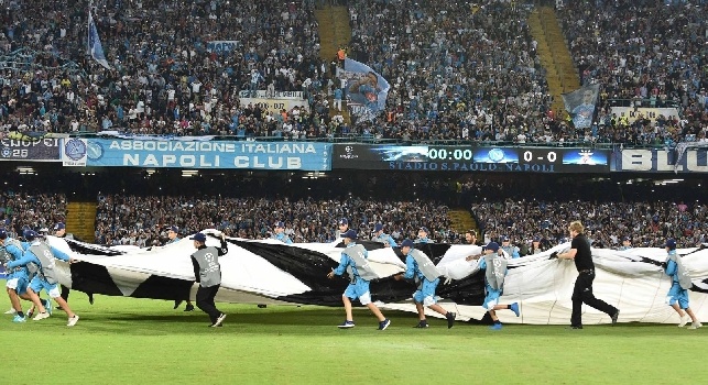L’Uefa ha gli occhi puntati sui tifosi del Napoli, il club rischia la squalifica del campo