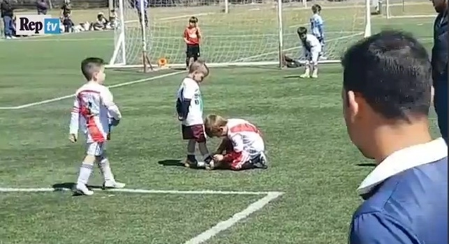 VIDEO - Bimbo allaccia le scarpe all'avversario in partita: il gesto di fair play &egrave; sorprendente