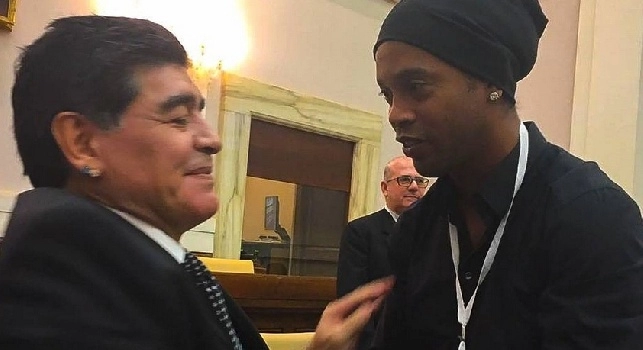 FOTO - Diego abbraccia Ronaldinho, arriva il suo messaggio: Che emozione, il mio idolo