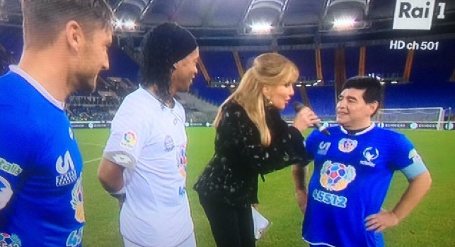 VIDEO - Palleggi con Ronaldinho e Totti, per Maradona è un altro sogno realizzato