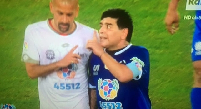 FOTO & VIDEO - Litigio con Veron a bordocampo, Maradona: Volevo solo parlarti