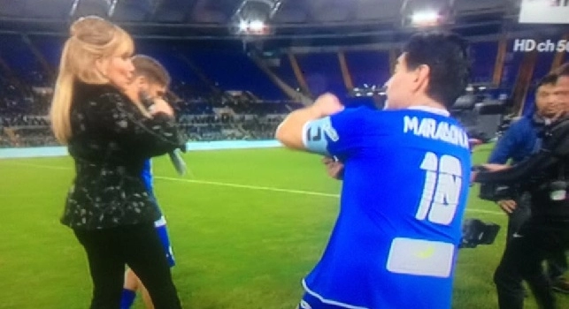 FOTO & VIDEO - Maradona: L'importante &egrave; che ci siamo divertiti, grazie al pubblico! e partono dagli spalti cori per il Pibe de Oro!