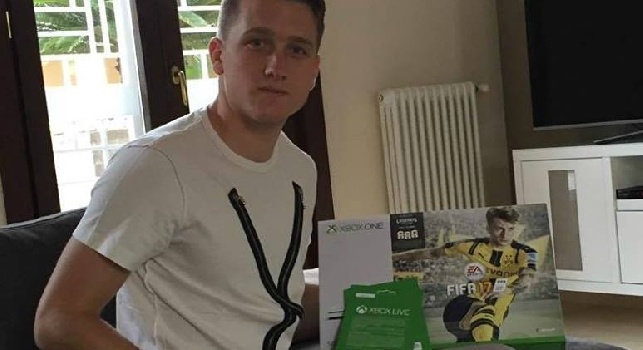 FOTO - Zielinski gioca a Fifa 17 con l'Xbox: Grazie del regalo!