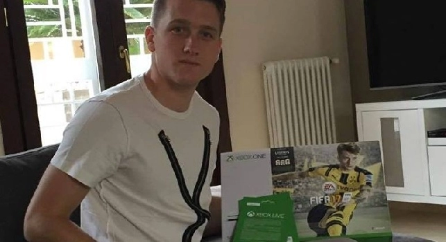 FOTO - Zielinski gioca a Fifa 17 con l'Xbox: Grazie del regalo!