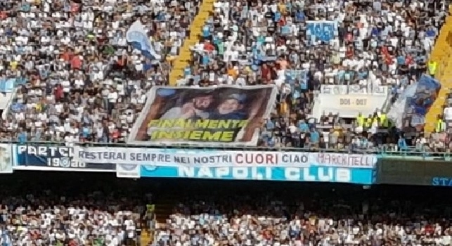 FOTO - Finalmente insieme. I Distinti dedicano uno striscione a Diego Maradona e figlio