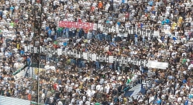 FOTO - Striscione in curva A: Bergamaschi l'articolo 9 contestate, ma quando giocate in casa scavalcate?